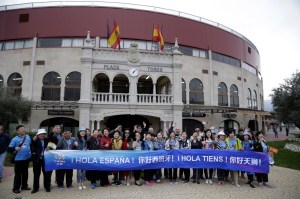 GRA037 MORALZARZAL (MADRID), 06/05/2016.- Los trabajadores del grupo chino Tiens, que se encuentran de vacaciones en España invitados por su patrón, el empresario Li Jinyuan, asistieron esta mañana a una corrida de toros "sin sangre" en la plaza cubierta de la localidad madrileña de Moralzarzal, dentro de las actividades lúdicas y culturales que llevan a cabo en Madrid y en Barcelona. EFE/Zipi