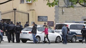 GRA149  ZARAGOZA 08 05 2016 - Efectivos policiales junto a la vivienda en la que una mujer de 72 anos ha resultado herida hoy grave tras ser agredida presuntamente por su marido con un arma blanca tras una fuerte discusion en la que tambien ha resultado herido uno de los hijos de la pareja  EFE JAVIER BELVER