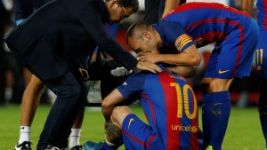 Football Soccer - Barcelona v Atletico Madrid - Spanish La Liga Santander - Camp Nou stadium, Barcelona, Spain - 21/09/16. Barcelona's Lionel Messi sits on the pitch injured, next to Andres Iniesta and medical staff member Ricard Pruna. REUTERS/Albert Gea     TPX IMAGES OF THE DAY      - RTSOV1O